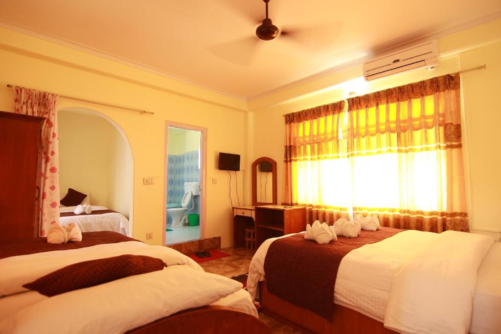 Postel nebo postele na pokoji v ubytování Hotel Himalayan Inn