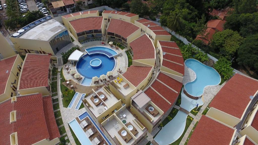una vista aérea de un edificio con piscina en Flat 259 localizado no Condomínio Solar Água, en Pipa
