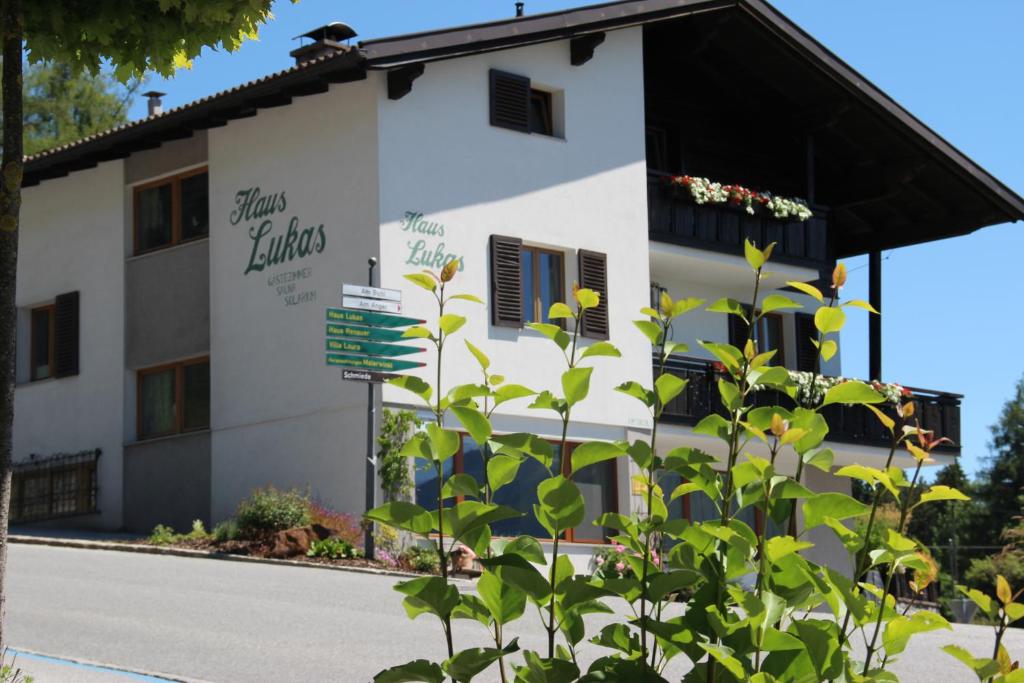 un bâtiment blanc avec un toit noir dans l'établissement Haus Lukas, à Seefeld in Tirol