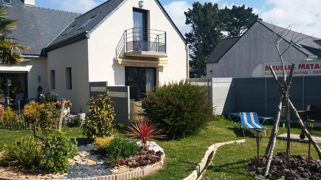 une maison blanche avec un jardin en face dans l'établissement Villa Océane, à Groix