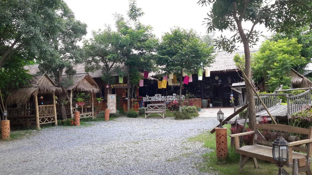 Κήπος έξω από το Sisatchanalai Heritage Resort