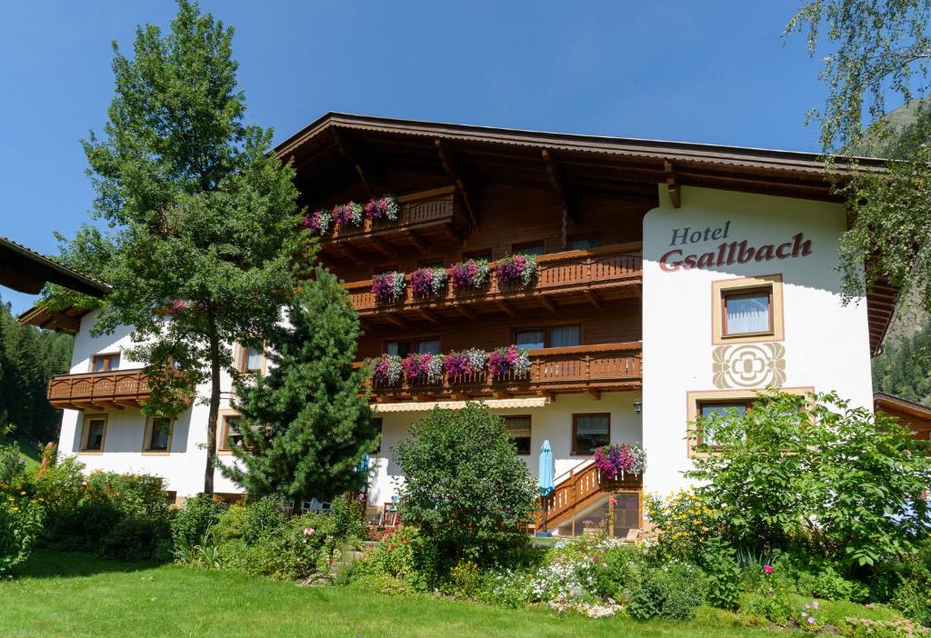 un edificio con una señal delante de él en Hotel Gsallbach, en Kaunertal