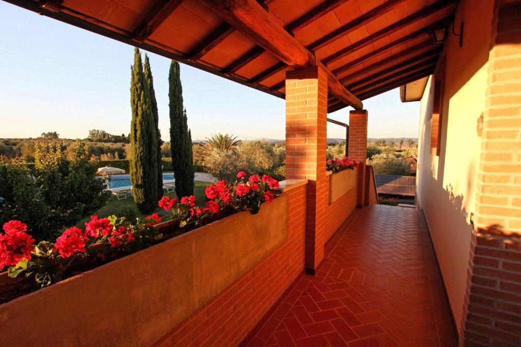 a balcony with red flowers on a building at Agriturismo Villa Isa in Follonica