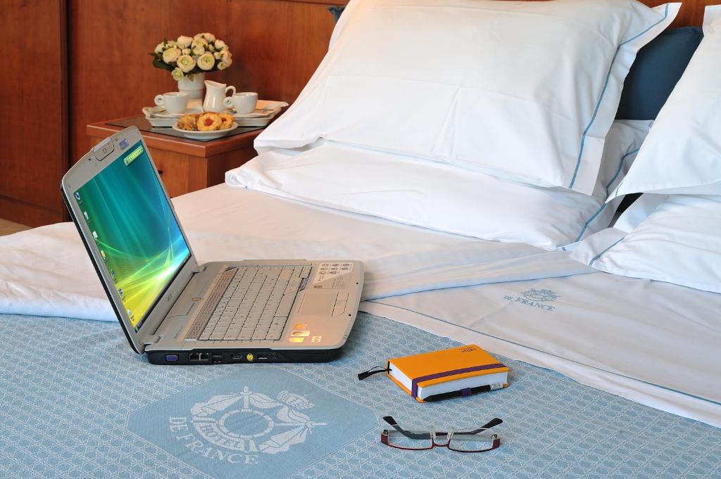 Posteľ alebo postele v izbe v ubytovaní Hotel de France