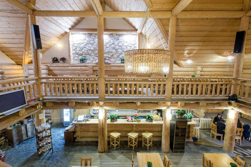 Reštaurácia alebo iné gastronomické zariadenie v ubytovaní Pensjonat Puchaczówka
