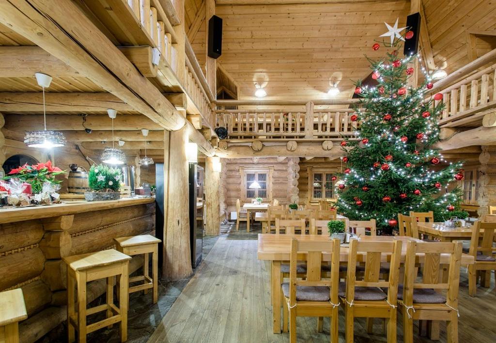 Reštaurácia alebo iné gastronomické zariadenie v ubytovaní Pensjonat Puchaczówka