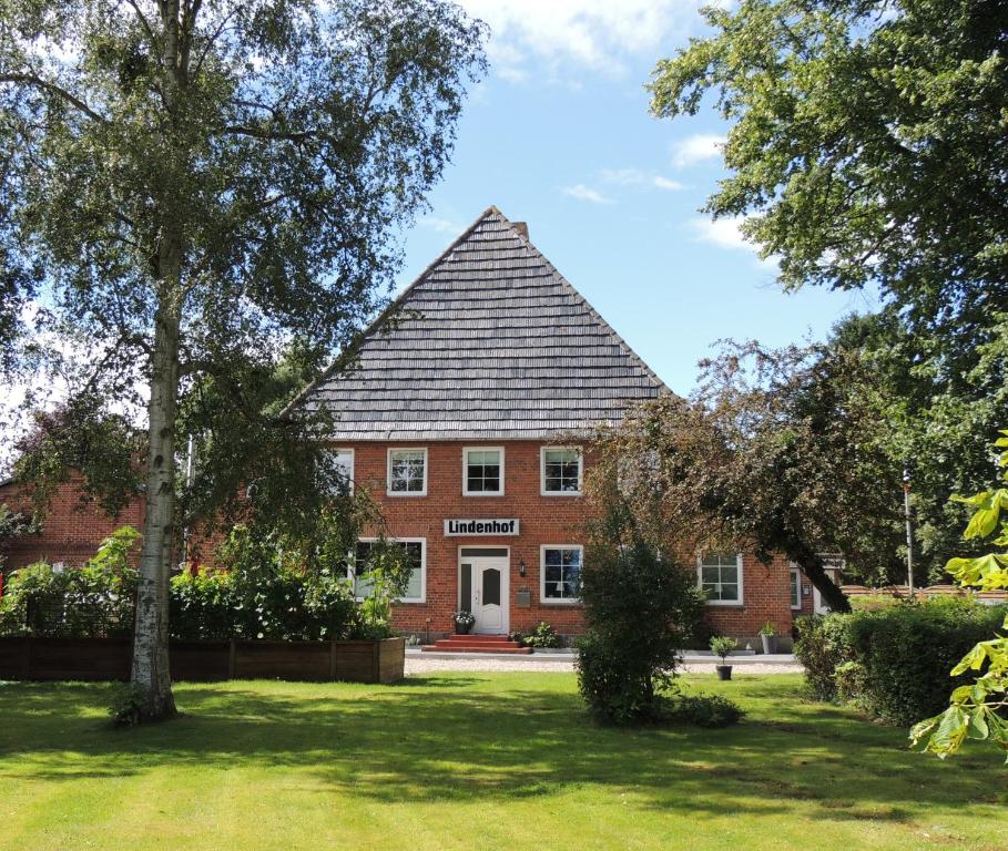 een rood bakstenen gebouw met een gambrel dak bij Lindenhof in Grömitz