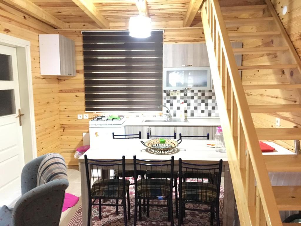 بنغل كايكارا أوزنغول في أوزونغول: مطبخ وغرفة طعام مع طاولة وكراسي