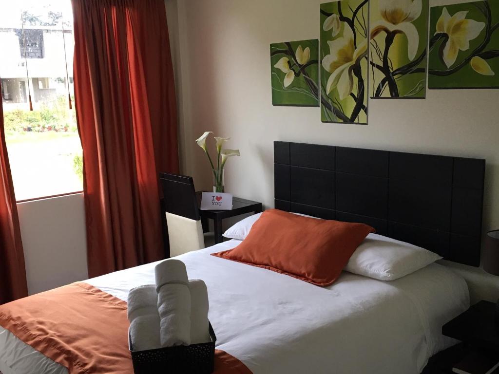 Postel nebo postele na pokoji v ubytování Hotel Las Mercedes Airport-Quito