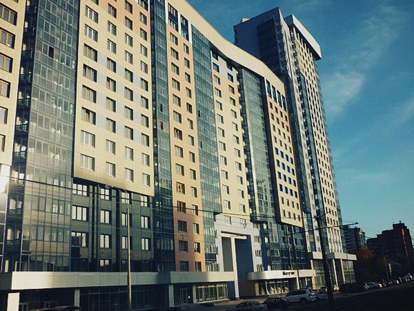 エカテリンブルクにあるPiligrim Apartments on Malyshevaの大きな建物