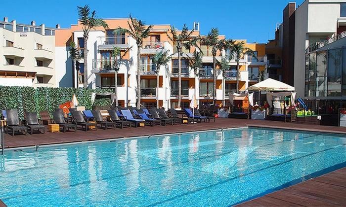 Bazén v ubytovaní Apartament Superior Maloves Władysławowo alebo v jeho blízkosti