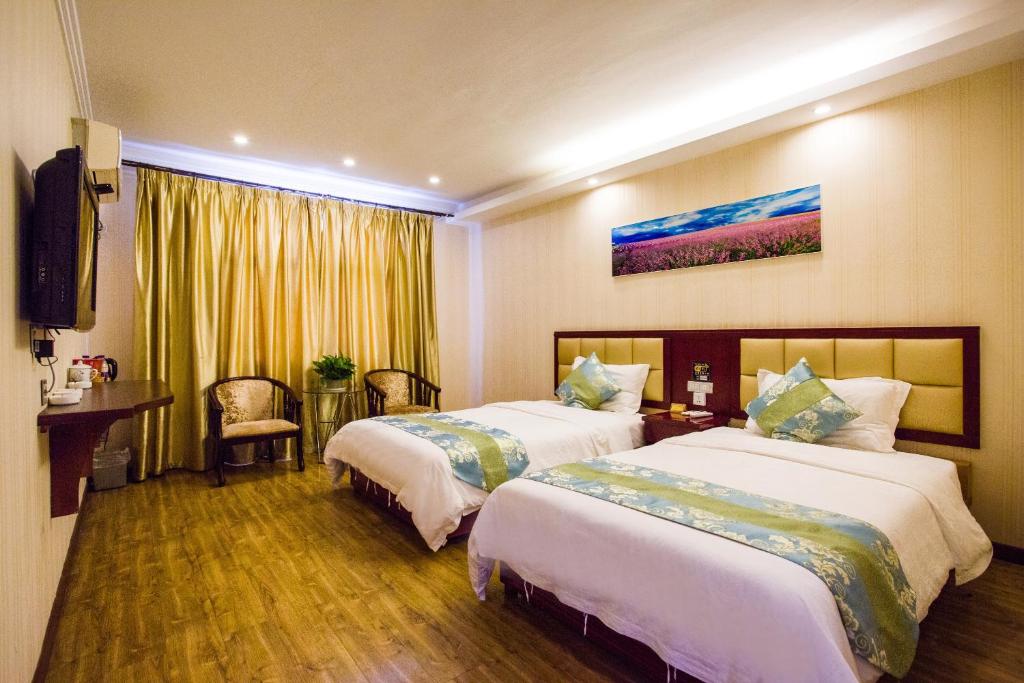 Postel nebo postele na pokoji v ubytování 东玉楼大酒店Zhangjiajie Dong Yu Lou Hotel