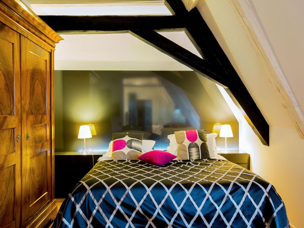 Postel nebo postele na pokoji v ubytování Le B. Suites, Chambres & Restaurant