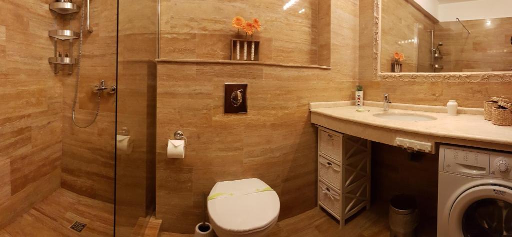 a bathroom with a shower and a toilet and a sink at Studio Tia in Mamaia