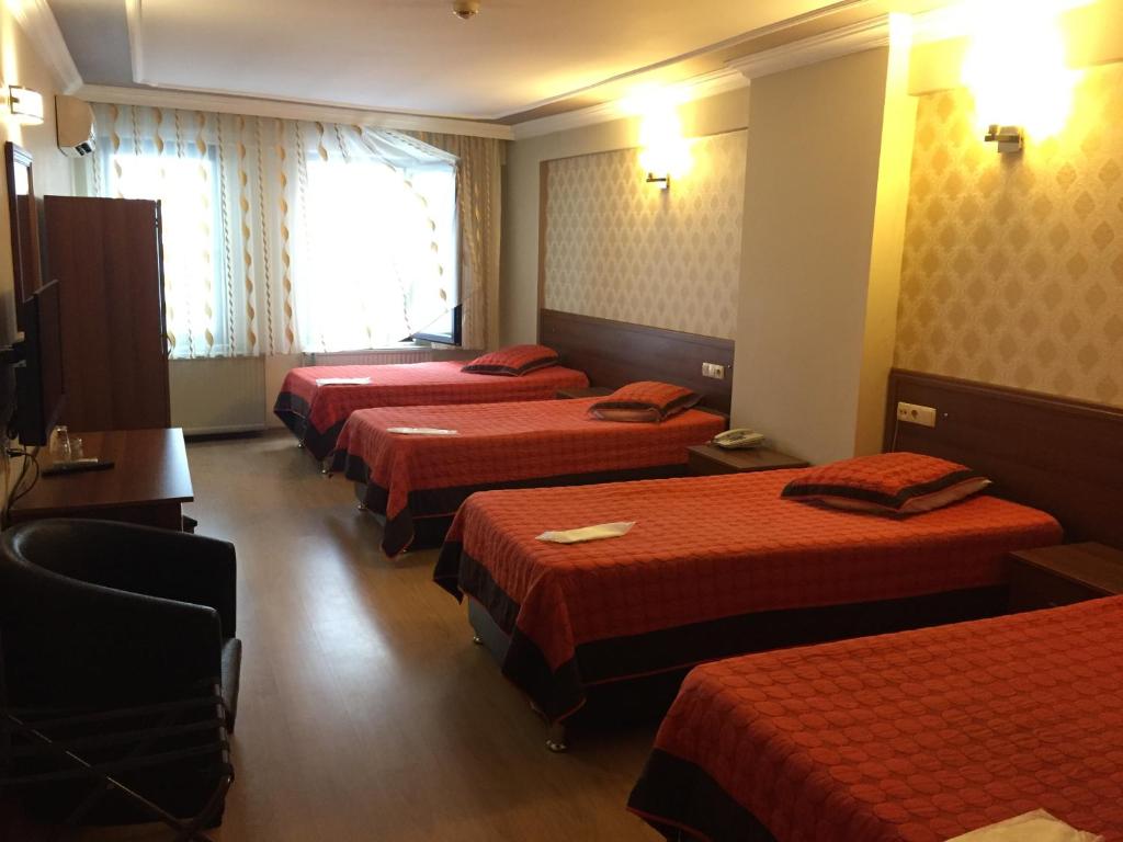 Postel nebo postele na pokoji v ubytování Karayel Hotel