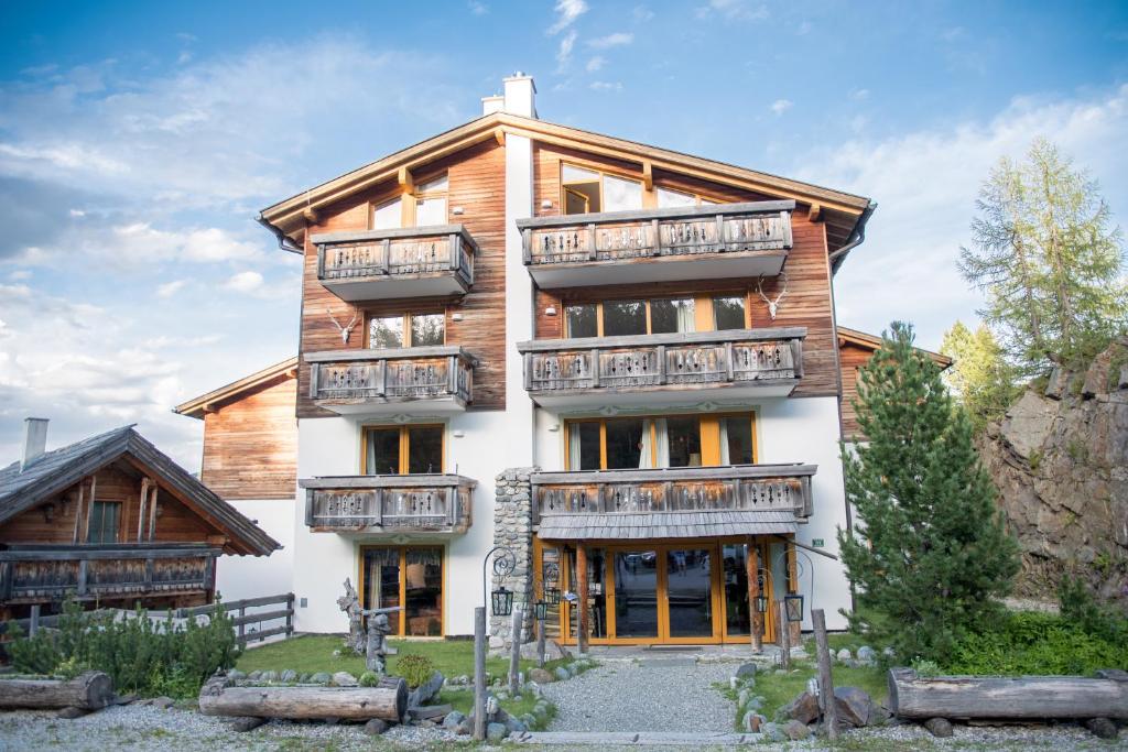 uma grande casa de madeira com varandas em Appartment Krassnig em Turracher Höhe