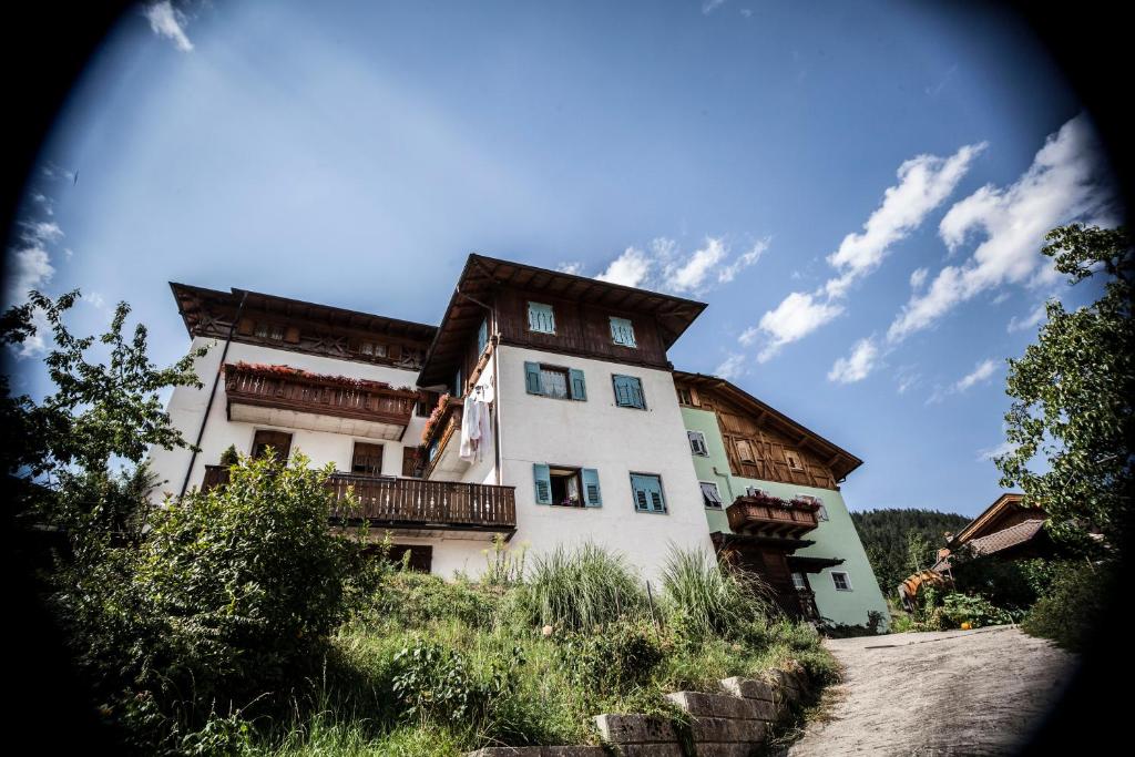 un gran edificio blanco en la cima de una colina en Casa Streberi, en Castelfondo