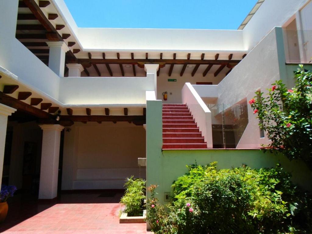 - une vue sur une maison avec un escalier dans l'établissement Paulina Youth Hostel, à Oaxaca