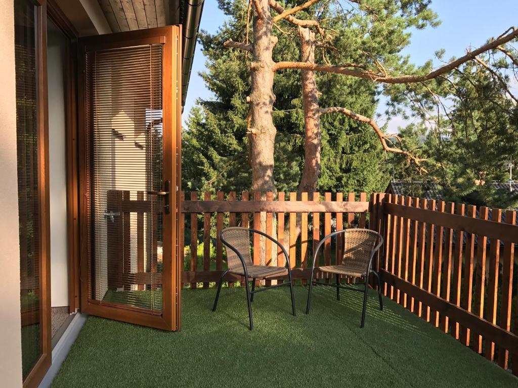 Balkón nebo terasa v ubytování Apartmány Pinie Lipno