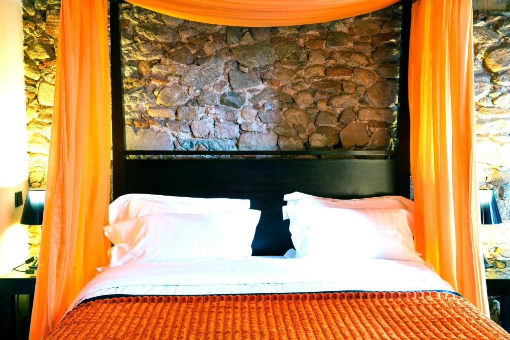 Postel nebo postele na pokoji v ubytování Le B. Suites, Chambres & Restaurant