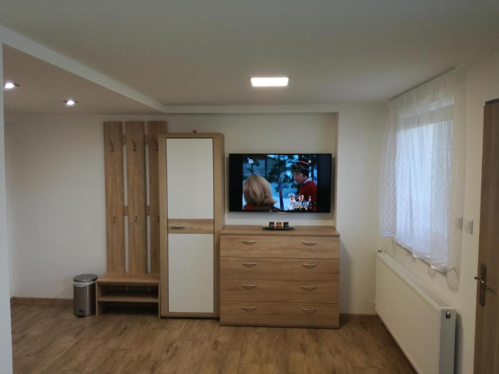 salon z telewizorem na komodzie w obiekcie Apartmán Katka w mieście Sučany