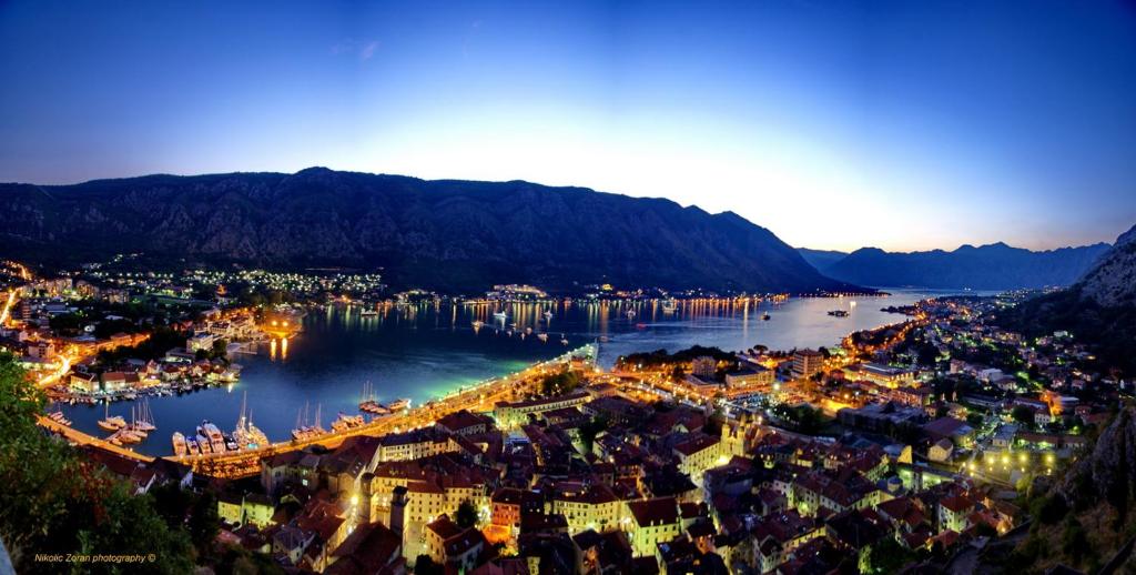 una vista aerea di una città con un porto di notte di Apartments House 91 a Kotor (Cattaro)