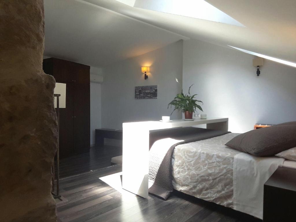 A bed or beds in a room at Apartamentos Sol de Mayo