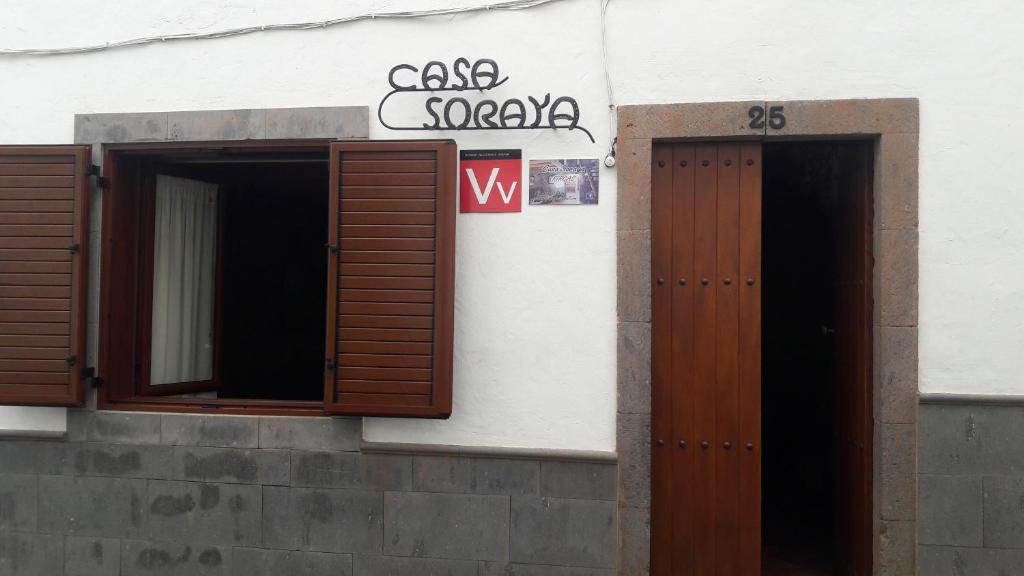 un edificio con dos puertas y una señal en él en Casa Soraya, en Firgas