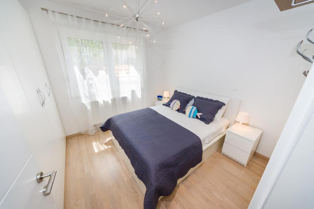 una camera bianca con un letto e una finestra di Apartment Tonka a Zara (Zadar)