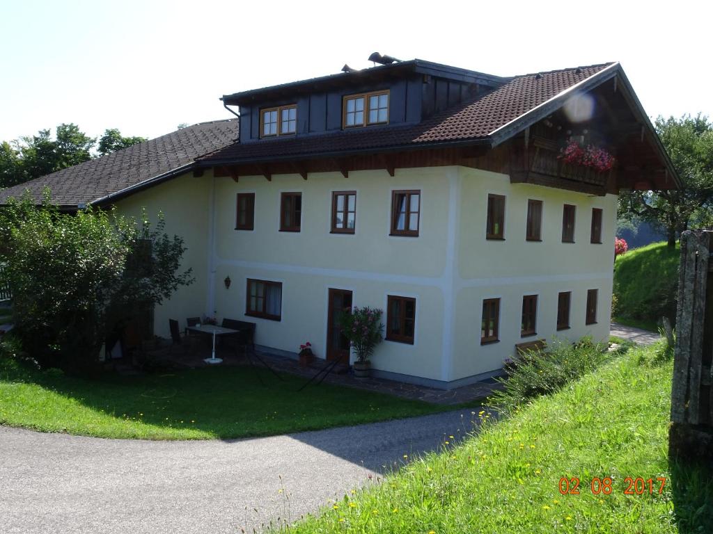 une maison blanche avec un toit marron dans l'établissement Ferienwohnung Löffelberger, à Hallein