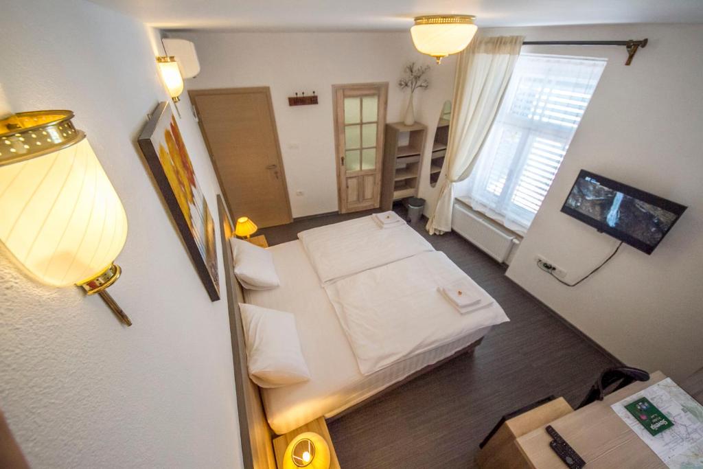 Postel nebo postele na pokoji v ubytování OH Apartments & Rooms