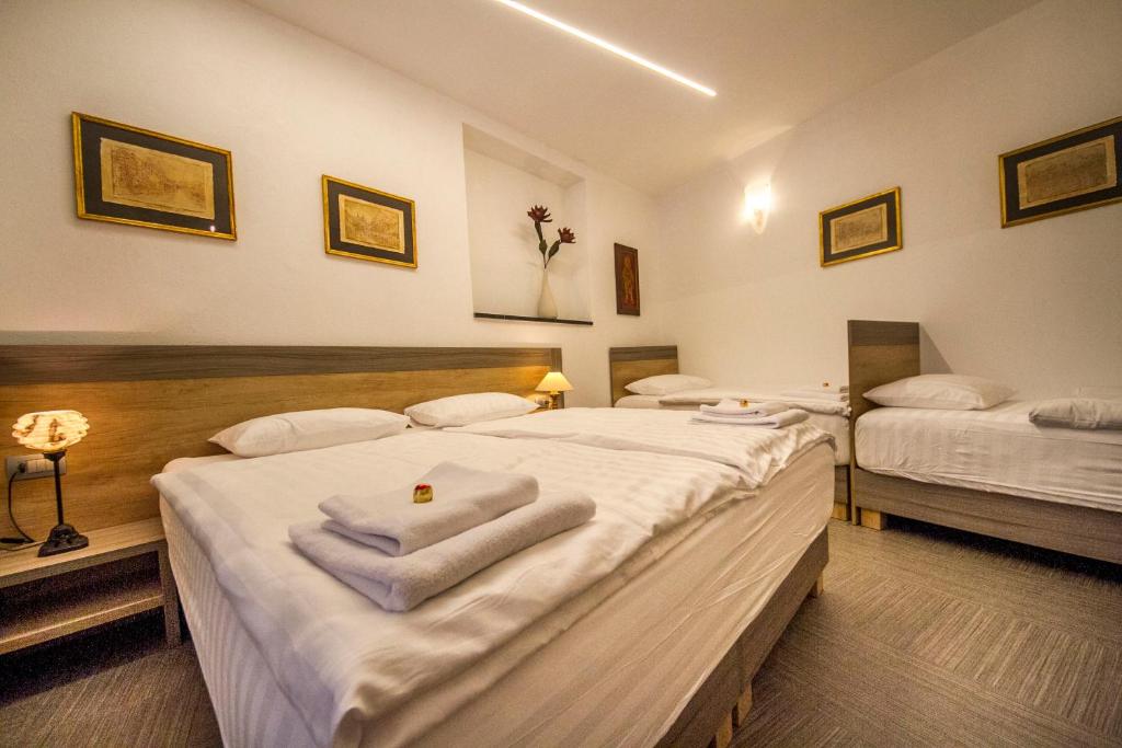 Postel nebo postele na pokoji v ubytování OH Apartments & Rooms