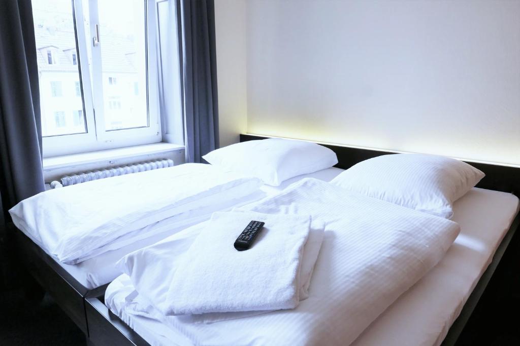Una cama o camas en una habitación de easyHotel Zürich City Centre