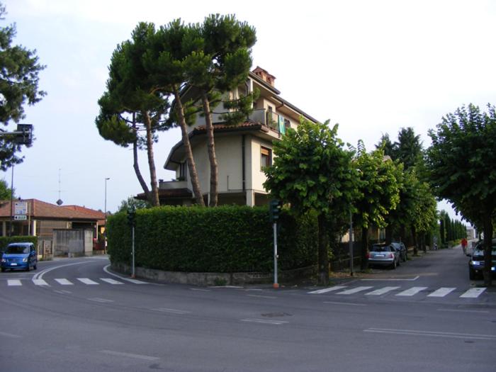 una calle con una casa al lado de una carretera en B&B Orio BGY, en Orio al Serio