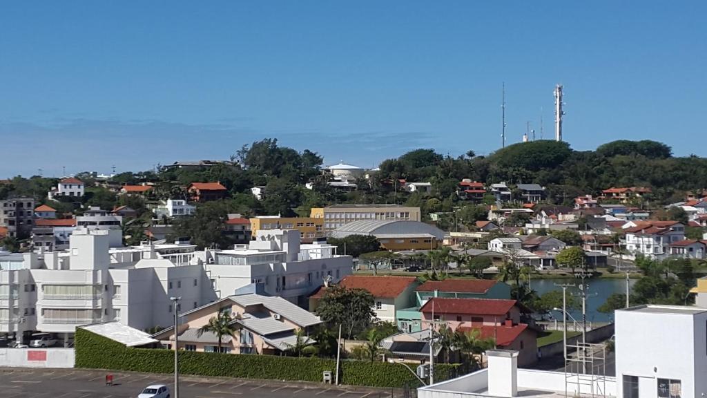 vistas a una ciudad con edificios blancos en Apartamento 601 3 Dormitórios, en Torres