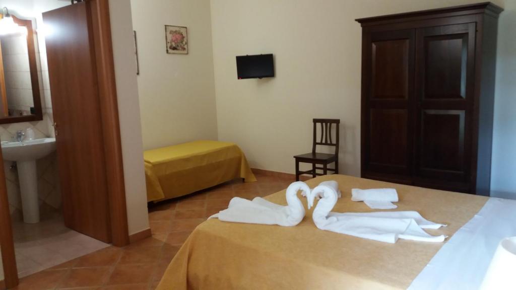 A bed or beds in a room at Agriturismo Monte degli Angeli