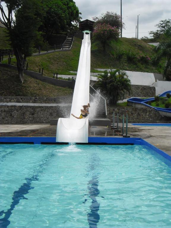 Bazén v ubytování Hotel y Parque Acuatico Agua Sol Alegria nebo v jeho okolí