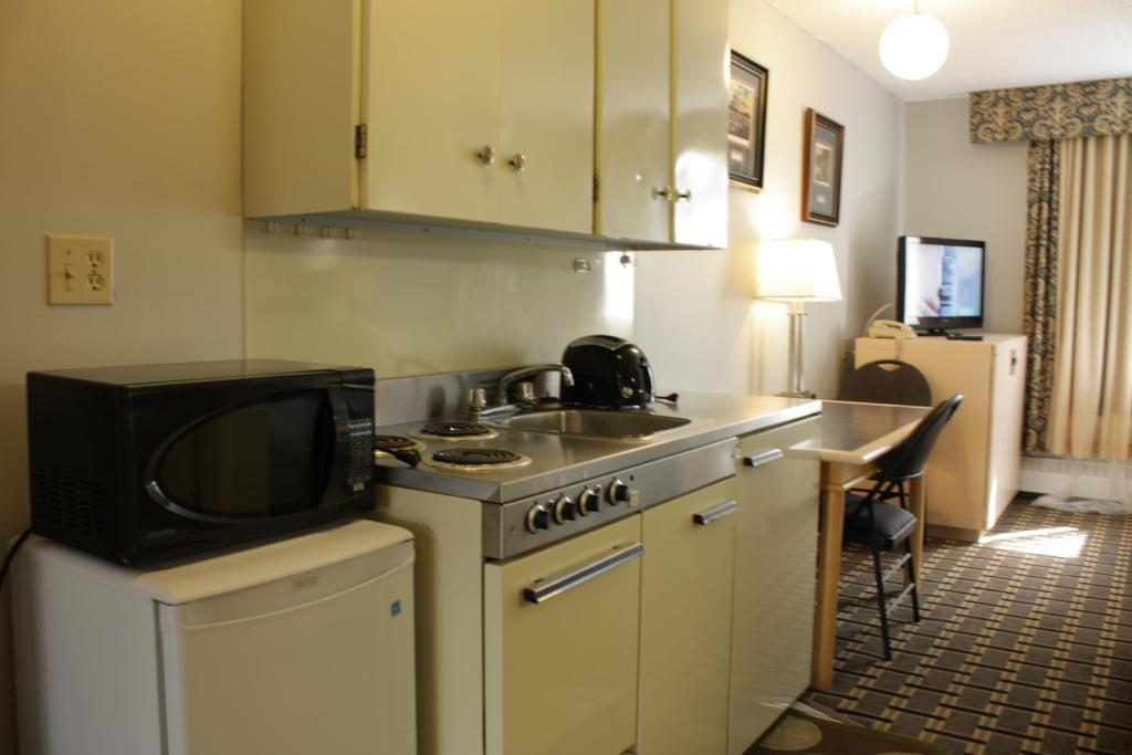 Η κουζίνα ή μικρή κουζίνα στο Hillcrest Motel