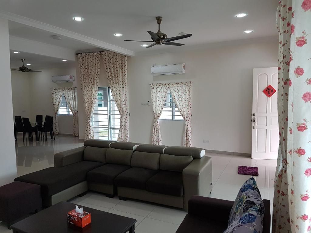 Posezení v ubytování Sitiawan Homestay Entire Semi D home