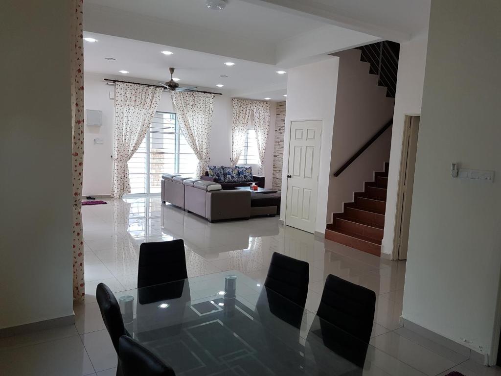 Posezení v ubytování Sitiawan Homestay Entire Semi D home