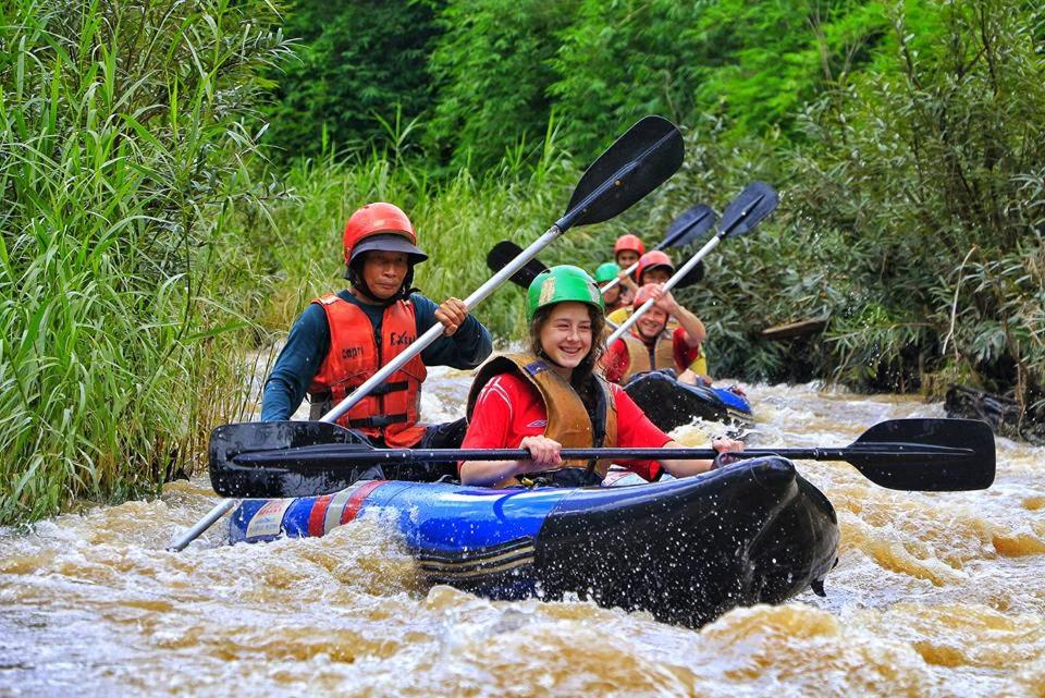 eine Gruppe von Menschen, die einen Fluss hinunter Rafting betreiben in der Unterkunft Cave Lodge in Pang Mapha