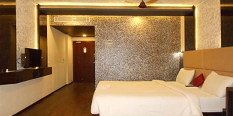 Postel nebo postele na pokoji v ubytování Hotel Sriram JB Residency