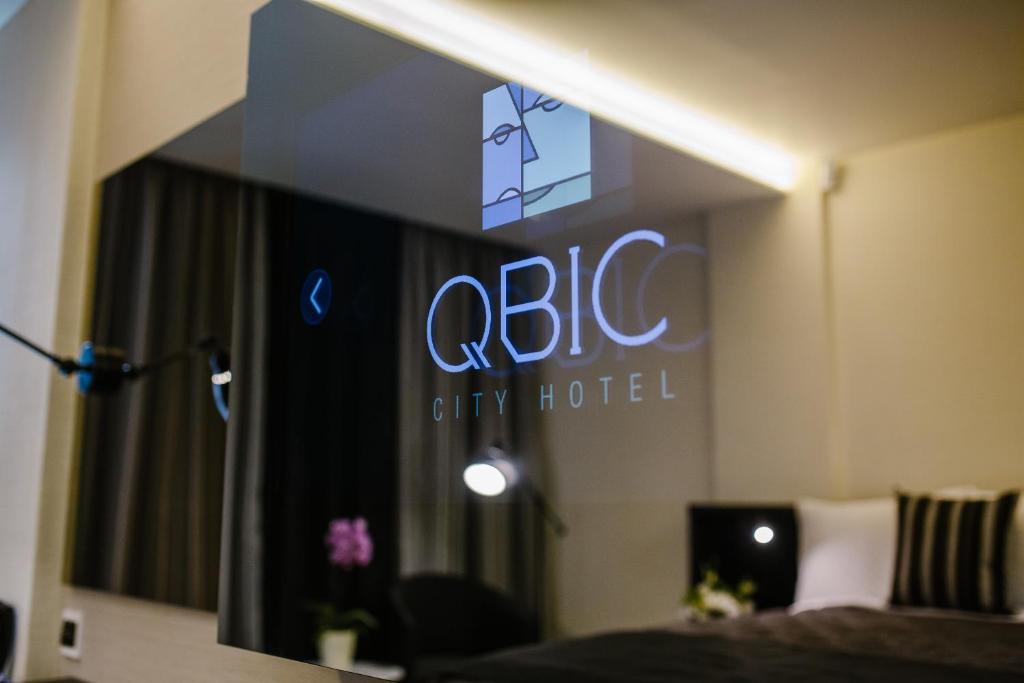 TV a/nebo společenská místnost v ubytování Qbic City Hotel