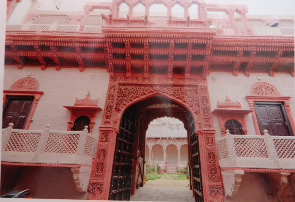 ein Eingang zu einem Gebäude mit einem Torbogen in der Unterkunft Sadar Haveli Heritage in Jodhpur