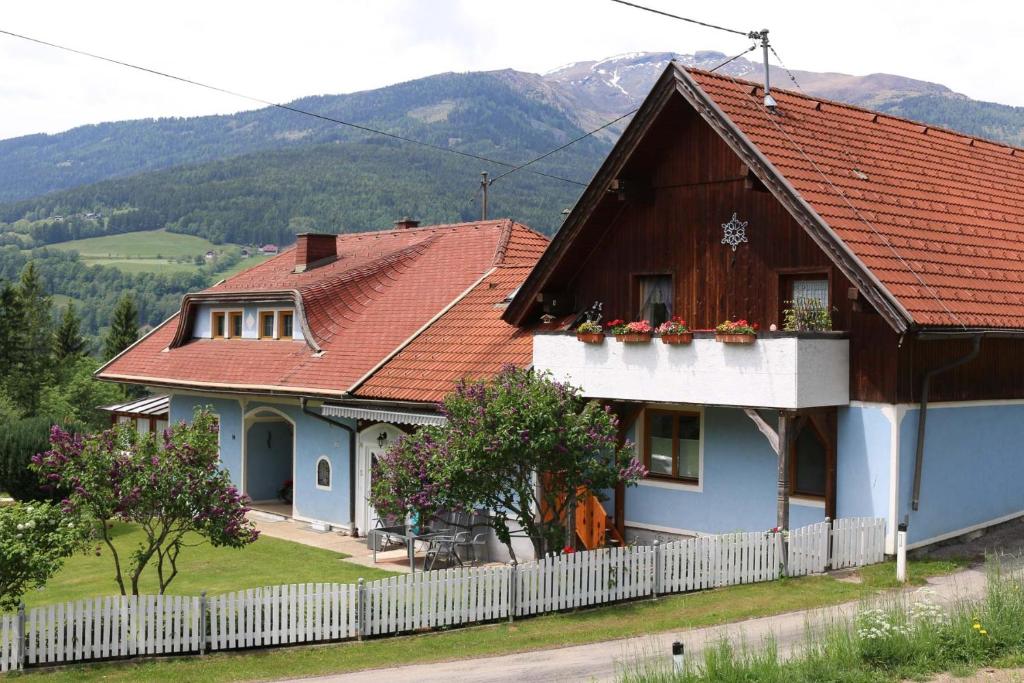 ゼーボーデンにあるZur Alpenruheの赤い屋根と柵のある家