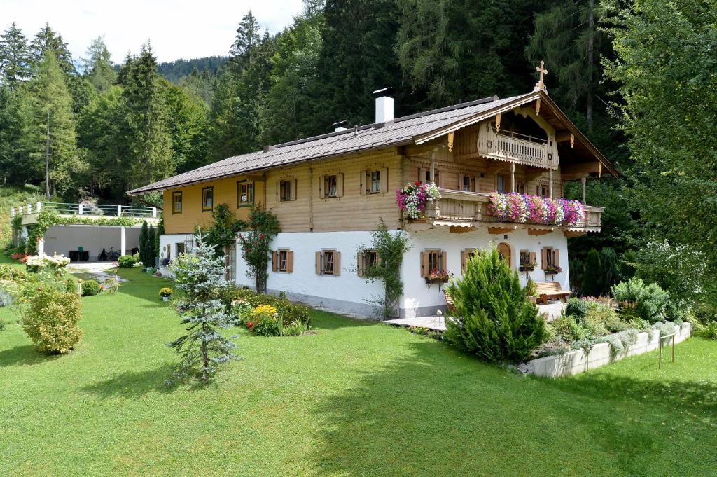 エルフェンドルフにあるApartment Landhaus Mühlau in Tirolの庭花の大木造家