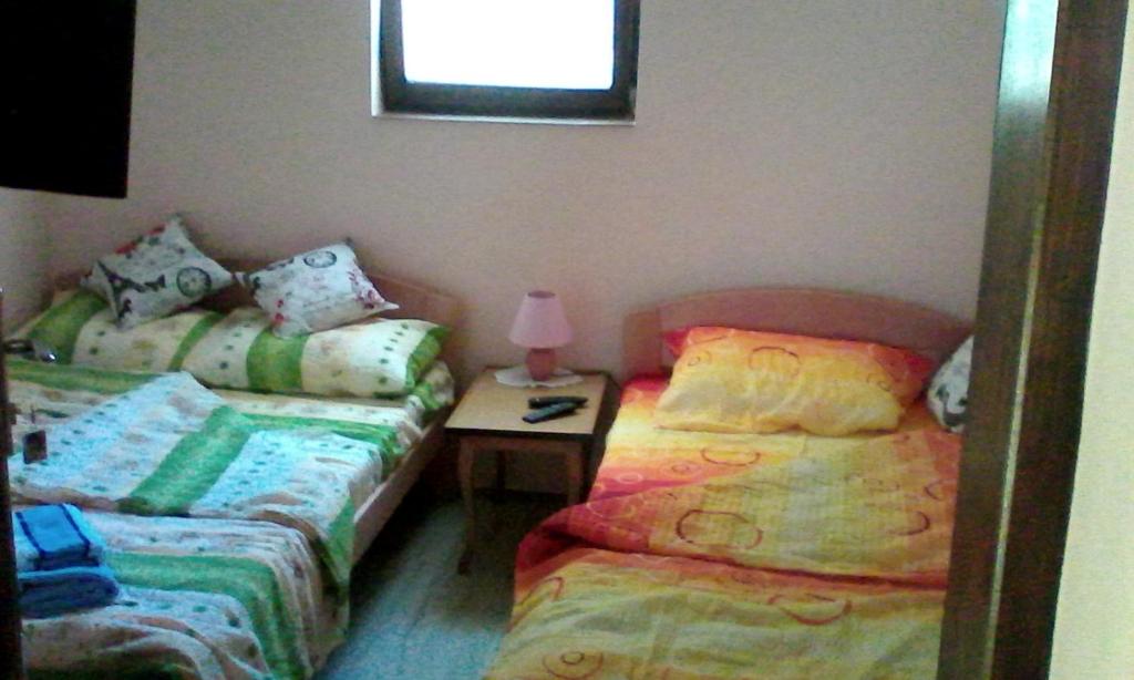 Ένα ή περισσότερα κρεβάτια σε δωμάτιο στο Skriveni raj