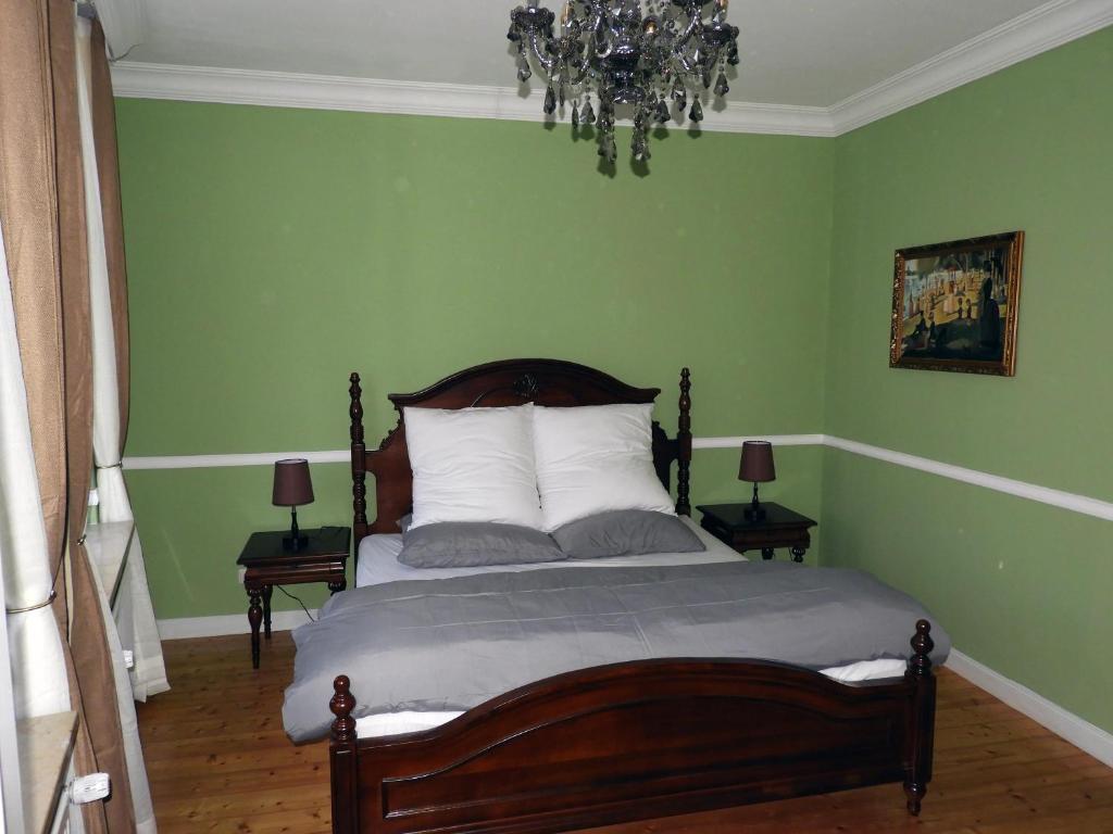 Postel nebo postele na pokoji v ubytování Hotel Villa Schneverdingen