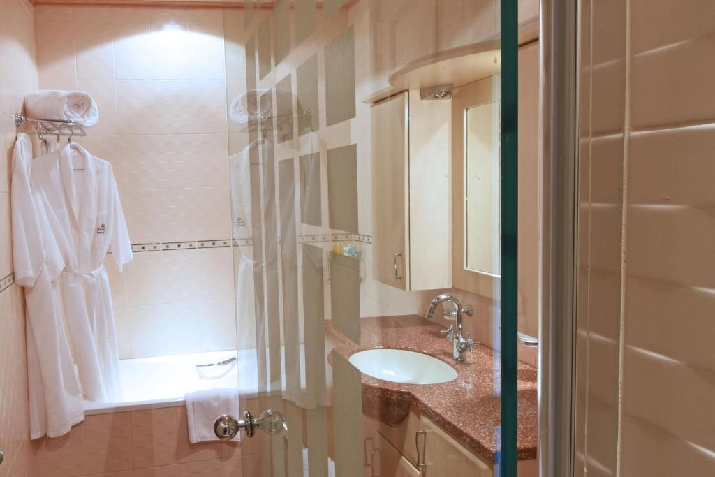 Imperial Resort Beach Hotel tesisinde bir banyo