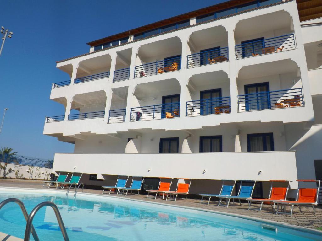 um hotel com piscina em frente a um edifício em Hotel Yria em Vieste